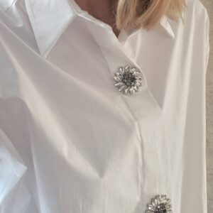 witte blouse met diamantknopen