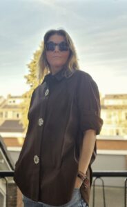 donkerbruine blouse met diamantknopen