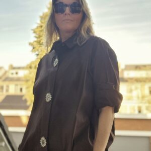 donkerbruine blouse met diamantknopen