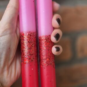 Roze-rode LED-kaarsen met rode glitter
