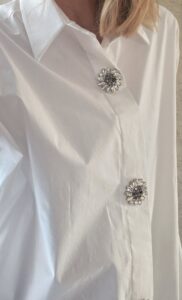 witte blouse met diamantknopen