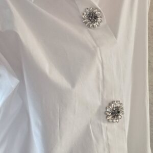 blouse met diamantknopen