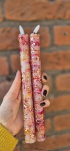 roze & rode Led-Kaarsen (set van 2) met gouden accenten