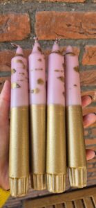 roze dinerkaarsen met goud en gouden drops